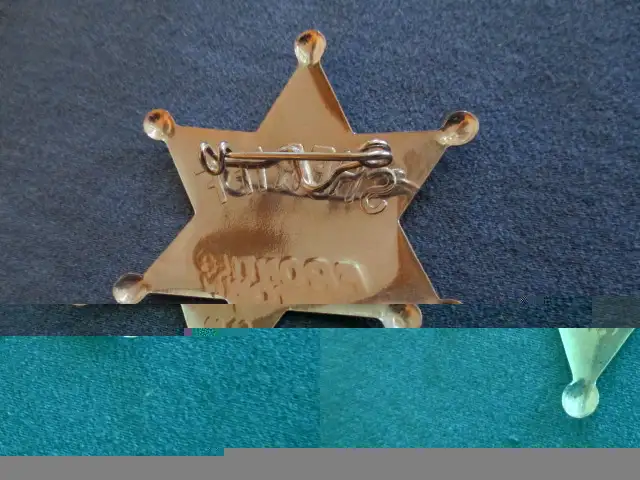 2 VINTAGE FRONTIER TOWN SHERIFF BADGES-1950'S-NEW YORK-CLEAN! in Arts & Collectibles in Laval / North Shore - Image 8