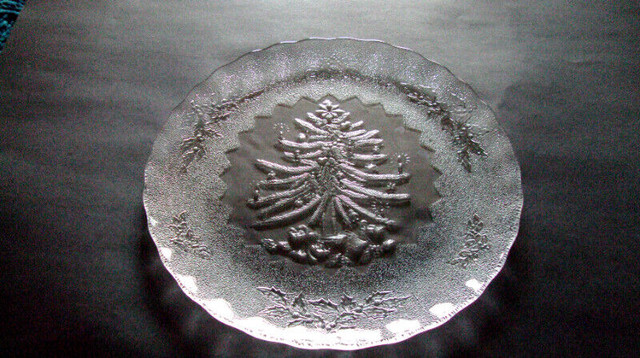 VINTAGE GLASS CHRISTMAS PLATTER in Kitchen & Dining Wares in Mississauga / Peel Region
