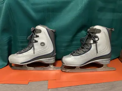 Ladies CCM Ice Skates, Rarely Used, size 9 (Brampton), View more