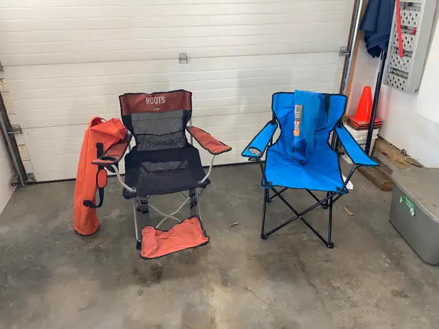 2 folding chairs 63793655953027120