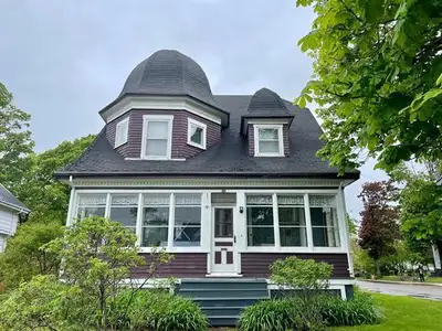 Historical home (4 bdrm/1 bth) in downtown Summerside. Close to shopping, schools, walking trails, w...
