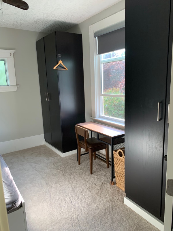 Furnished master bedroom in house available Sept 1 Apr 30 Room