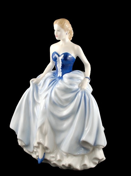 Royal Doulton 'Susan' 2004' Signed on Base Figure of the Year in Arts & Collectibles in Markham / York Region - Image 2