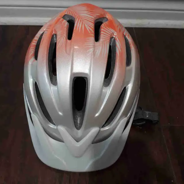KIDS BIKE HELMET  in Kids in Windsor Region - Image 2