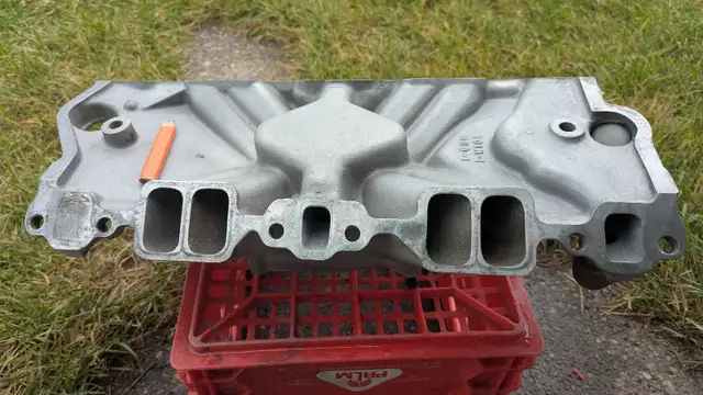 Holley Street Dominator intake manifold  in Engine & Engine Parts in Calgary - Image 4