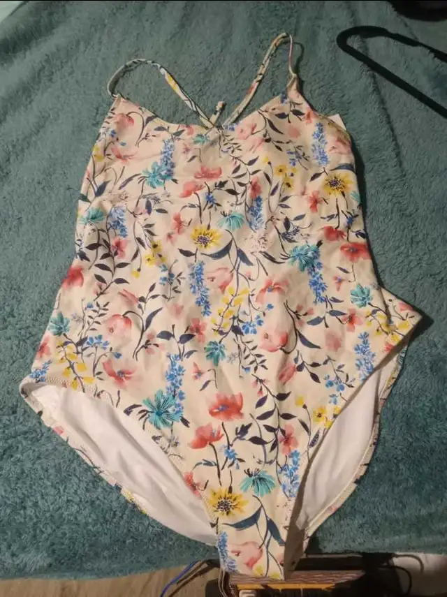 New!!! Floral One-Piece Swimsuit. (Size: XL)628637302817301211