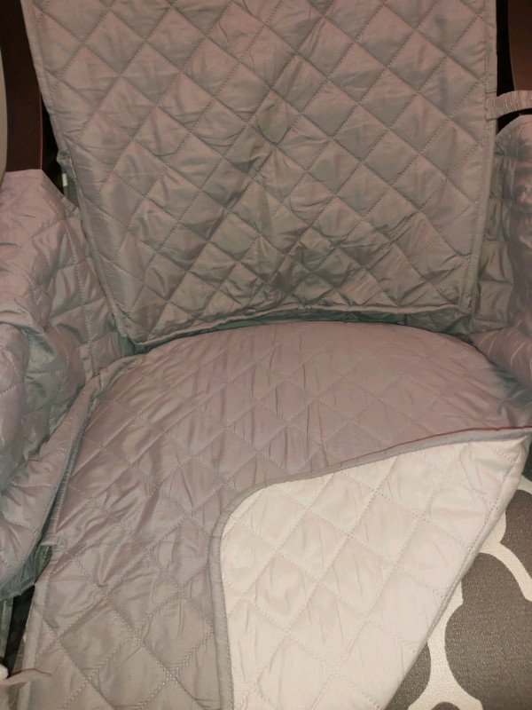 Set of 3 pieces- Quilted Slipcover- Sofa and 2 chairs- reversibl in Couches & Futons in City of Toronto - Image 4