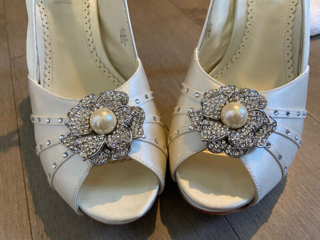 Benjamin Adams DITA Shoes Ivory Duchesse Swarovski Crystal in Women's - Shoes in Chatham-Kent - Image 4