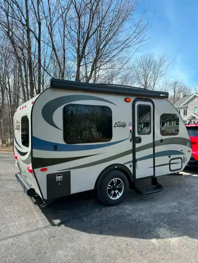 ROULOTTE PROLITE LOUNGE 2023 COMME NEUVE - ULTRA-LÉGÈRE (1395 lbs). Roulotte impeccable, tout équipé...
