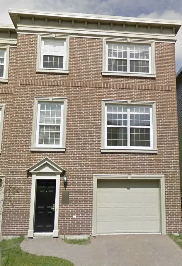 BEAUTIFUL EXECUTIVE BROWNSTONE ON SIGNAL HILL