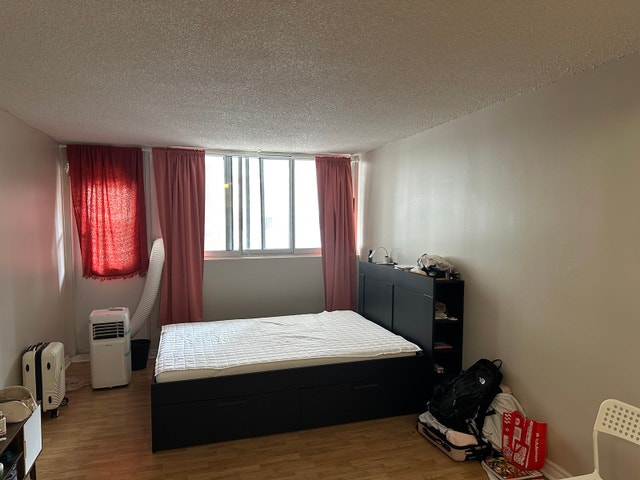 Spacious Studio for Lease Transfer – Downtown Montréal — photo 1