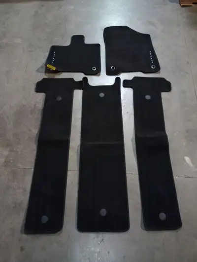 These mats are for 7 seater Toyota Sienna 2021 to 2025 year. Selling as it's never used. Still seale...