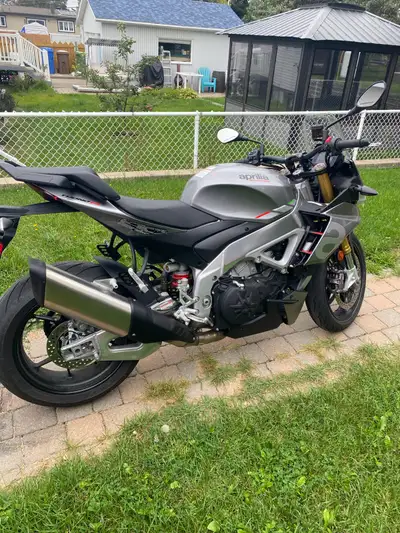 Moto immatriculée routière Garantie jusqu’en mai 2025 1000$ - 1500$ en bas du prix du marché et une...
