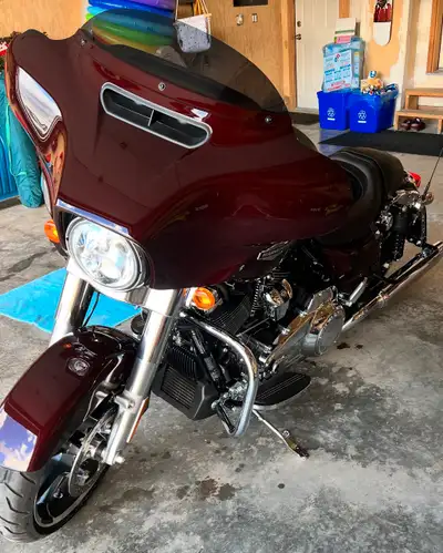 3300 kms, 107 ci Milwaukee 8 Harley Davidson - mint condition