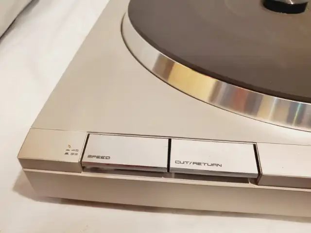 Akai AP-Q310 Record Player Turntable in Stereo Systems & Home Theatre in Mississauga / Peel Region - Image 4