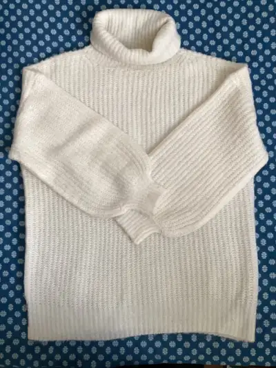 Ladies sweater size M, View more