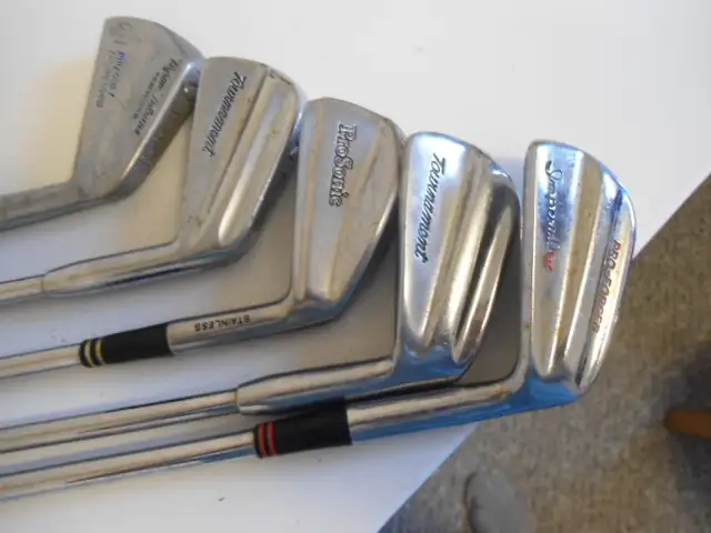 MEN'S SET OF RIGHT HANDED GOLF CLUBS WITH BAG in Golf in Sudbury - Image 5