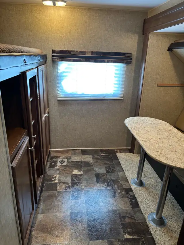 2014 Venture SportTrek 322VBH – Rear Bunkhouse, Outdoor Kitchen, in Travel Trailers & Campers in Regina - Image 11