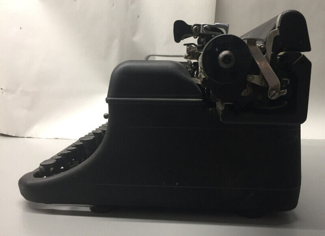 AM582 Vtg Remington Rand 1949 Standard No. 17 Typewriter in Arts & Collectibles in Oshawa / Durham Region - Image 3