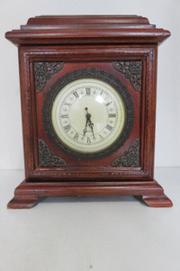 Horloge de bureau à quartz travail. Style antique.