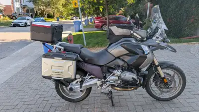 BMW R1200GS 2009 en excellent état, affichant 67 328 kilomètres au compteur. Elle présente des signe...