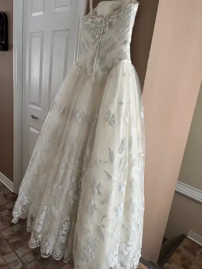 Brand new with tag. Asking 250$, down from the sale price of 830$. Originally 1660$. Size: approxima...