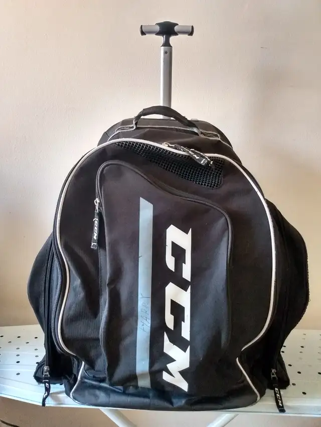 HOCKEY EQUIPMENT KIDS YOUTH SKATES size 3 PADS BAG PANTS KIT in Hockey in City of Toronto - Image 10
