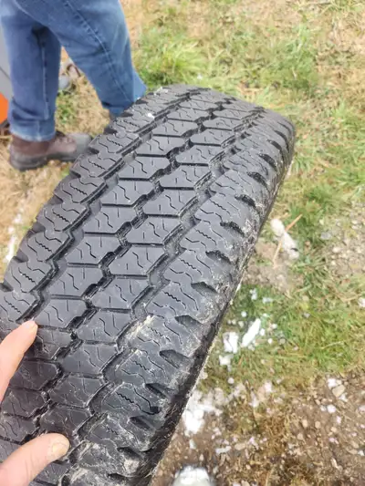 2 LT225/75R/16 Like new 150$