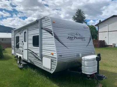 Jay flight Elite 22FB AC, large fridge/freezer, queen size, walk around bed, power awning, no slides...