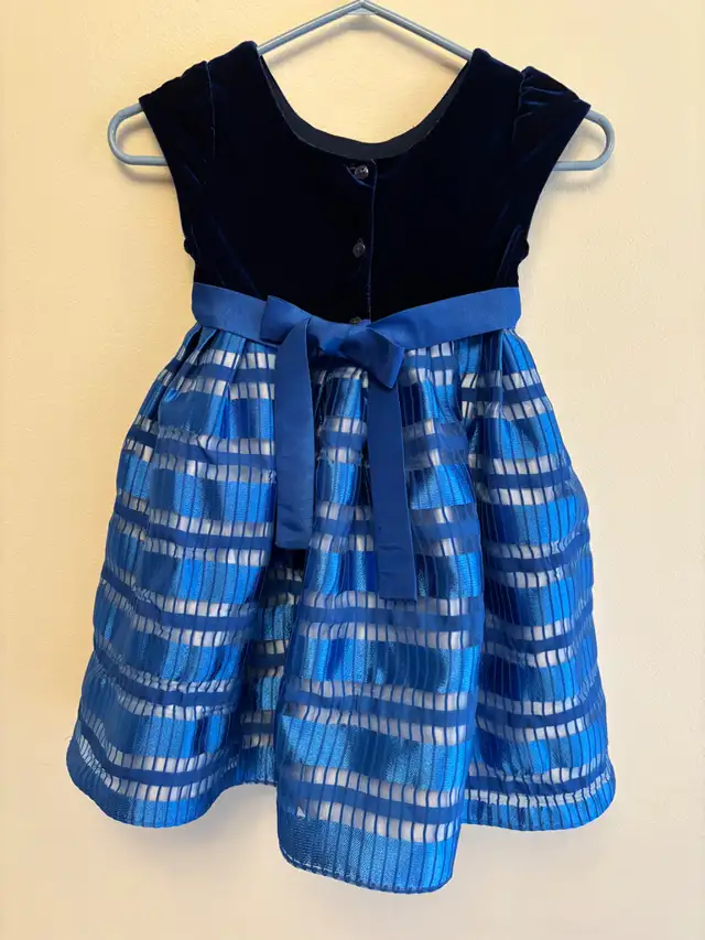 GORGEOUS Girls sapphire Blue Party Dress size 4 superb condition in Kids & Youth in Oshawa / Durham Region - Image 3