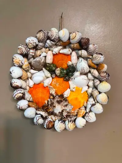 Décoration murale en coquillages, présentée sur une assiette, View more