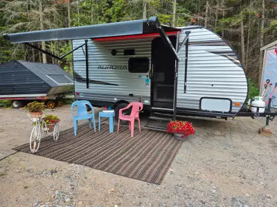 Be the first to use this beauty on the road!! Perfect floorplan for cooking, sleeping, and comfortab...