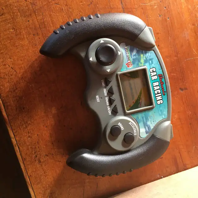 Vintage Toy Quest Handheld Electronic Hockey and Racing  Game in Arts & Collectibles in Mississauga / Peel Region - Image 11