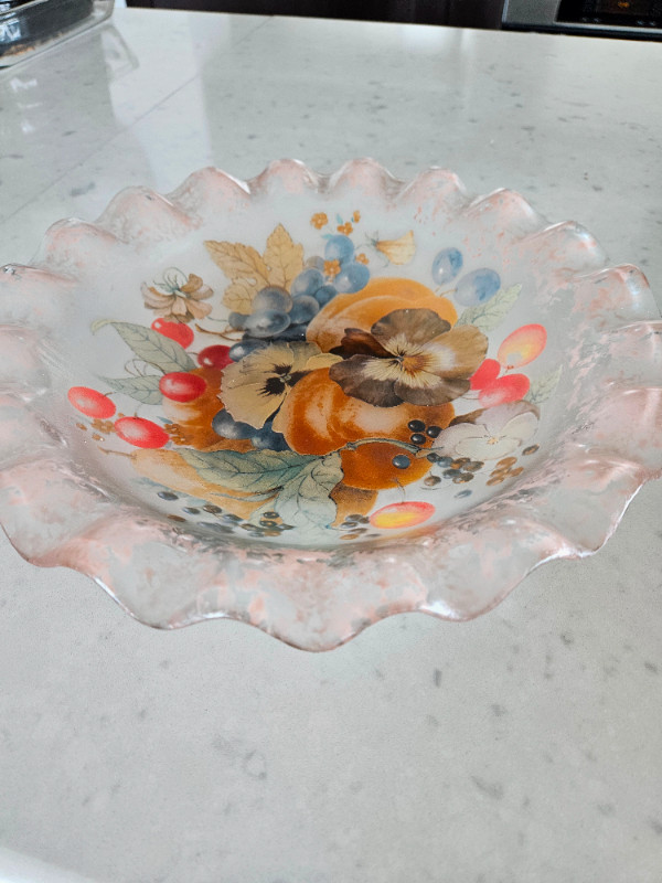 Vintage Hand Painted Glass Bowl in Kitchen & Dining Wares in Calgary - Image 2