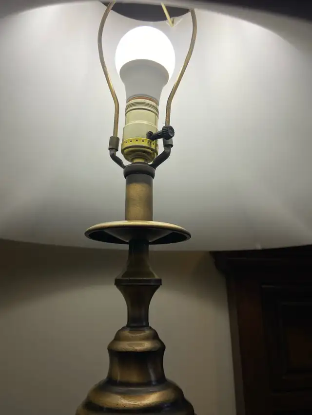 Vintage Brass Table Lamp w/Bell Shape Lampshade in Indoor Lighting & Fans in City of Montréal - Image 4