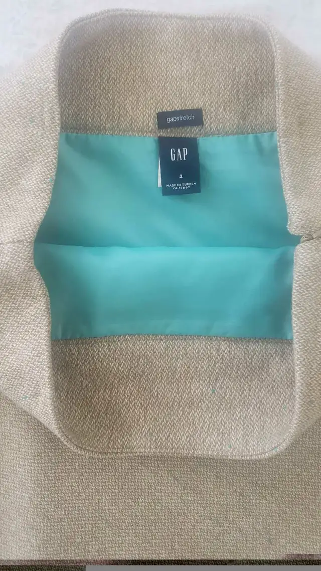 Gap Skirt- New in Women's - Bottoms in Markham / York Region - Image 3