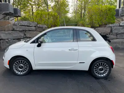 FIAT 500 LOUNGE CONVERTIBLE 2013 En très bon état Un seul propriétaire Toute équipée Sièges en cuir...