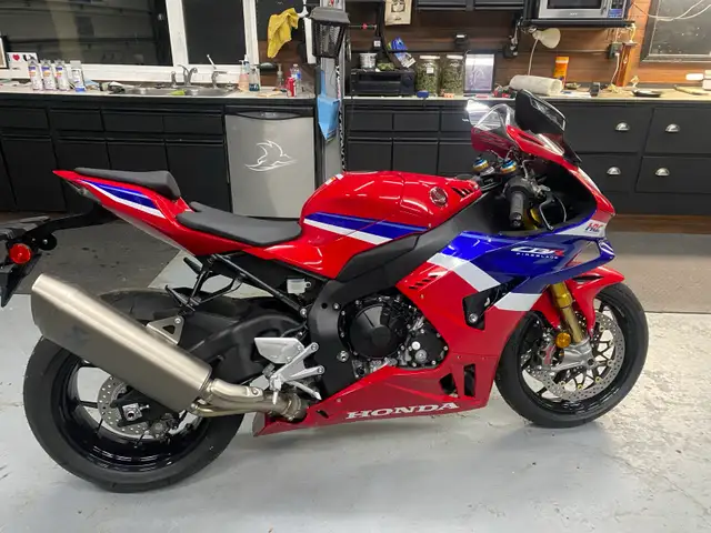 Honda CBR1000RR-R SP2 in Sport Bikes in Calgary - Image 3