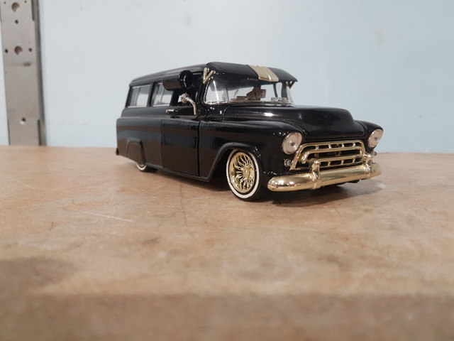 1957 Chevrolet suburban, 1/24 diecast, 8.5" long in Arts & Collectibles in Sarnia