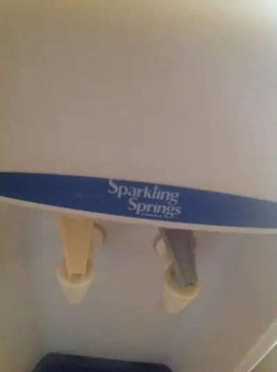 selling off this water cooler I had it and works fine Doing over my kitchen and getting all new appl...