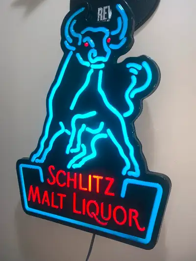 Vintage Schlitz Malt Liquor beer bar Light Up sign mint Schlitz Malt Liquor sign, dimensions: 25" Hi...