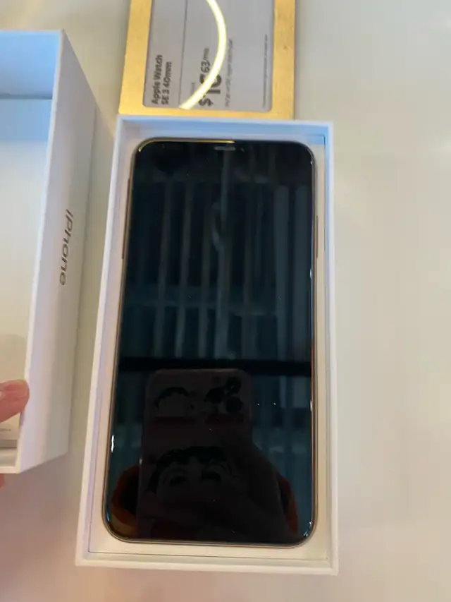 iPhone XS Max Gold 64GB in Cell Phones in Markham / York Region - Image 4