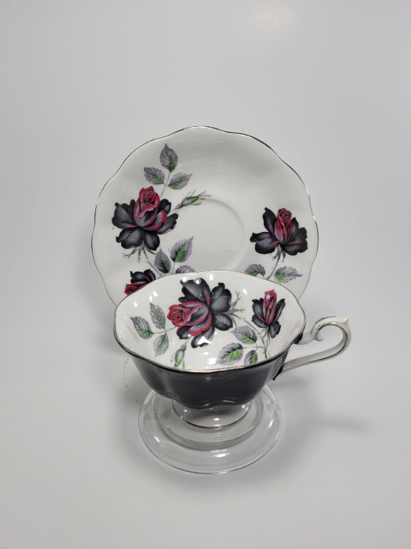 Tasse Royal Albert Masquerade Series (Noire – Black) Teacup dans Art et objets de collection  à Longueuil/Rive Sud