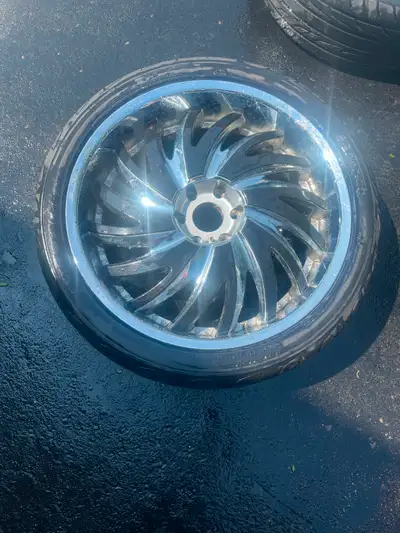 This beautiful 24 inch chrome wheels came off a 2021 ram 1500. This a 5.5 bolt. Its on 295/35zr24 sa...