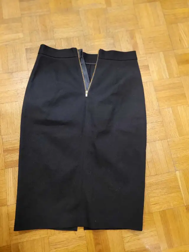 Banana Republic size 6 skirt in Women's - Bottoms in City of Toronto - Image 2