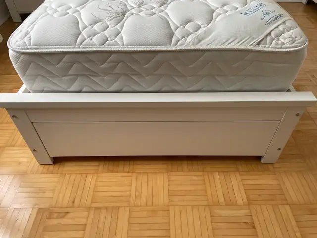 Lit simple en bois avec matelas in Beds & Mattresses in Longueuil / South Shore - Image 4