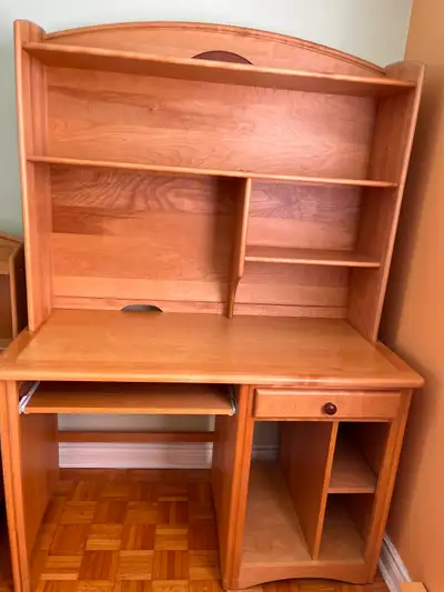 Desk with overhead shelf - Bureau avec huche, View more
