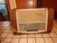 Antique Centrum Tube Radio Model w77 1943