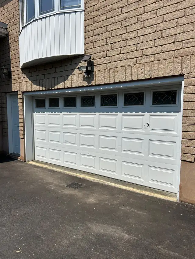 Great condition white garage door 15’x7’ with silent motor in Garage Doors & Openers in City of Montréal - Image 2
