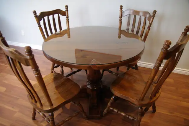 Kitchen Table with Chairs in Dining Tables & Sets in Markham / York Region - Image 4